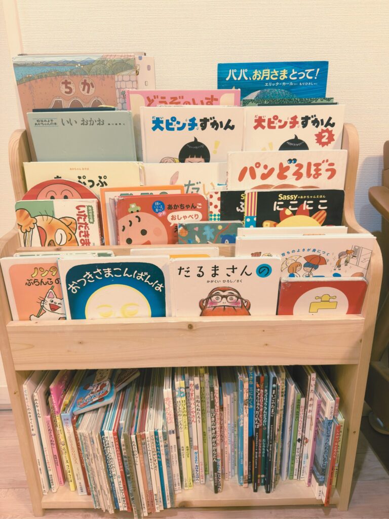 子どもが自分で手に取れる高さに絵本を並べている本棚