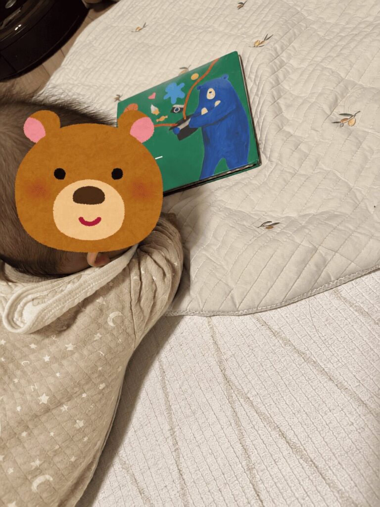 絵本「うるしー」を見ている弟
